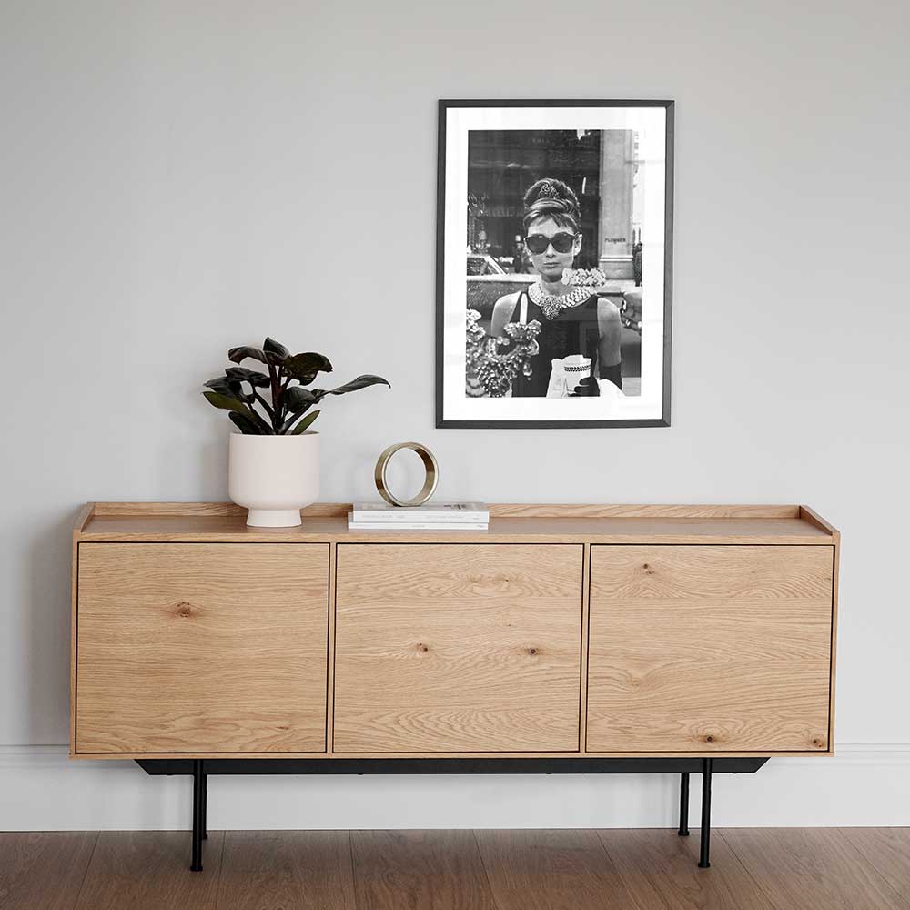 Skandi Design Sideboard Meckey in Wildeichefarben mit Vierfußgestell aus Metall