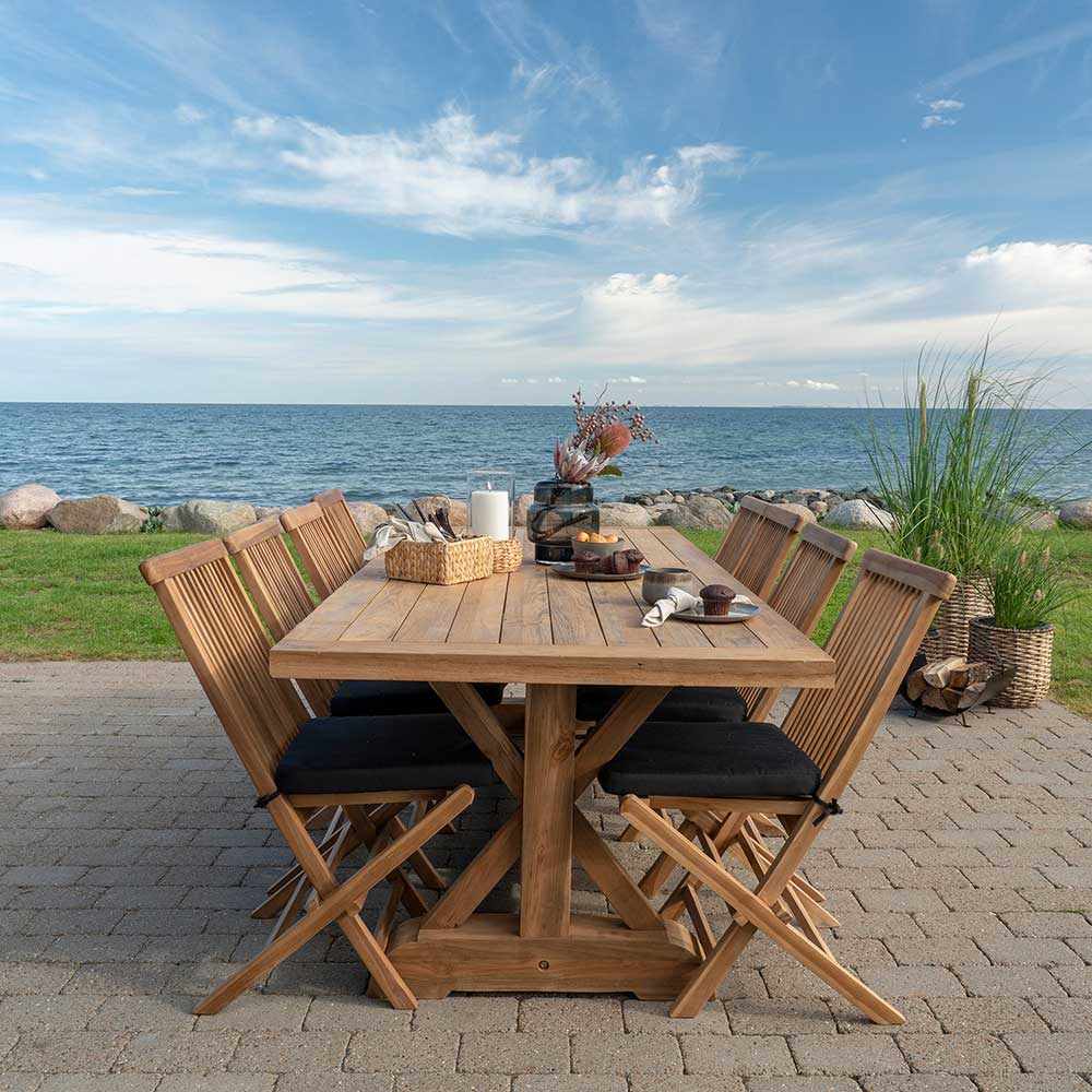 Esstisch Hoxtona aus Teak Massivholz im Landhausstil