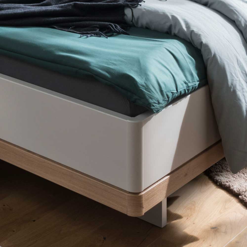 Breites Bett Privira in Beige und Eiche Bianco mit Nachtkonsolen (dreiteilig)