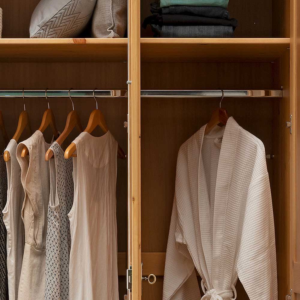 5-türiger Kleiderschrank Dorcano aus Kiefer Massivholz im Landhausstil