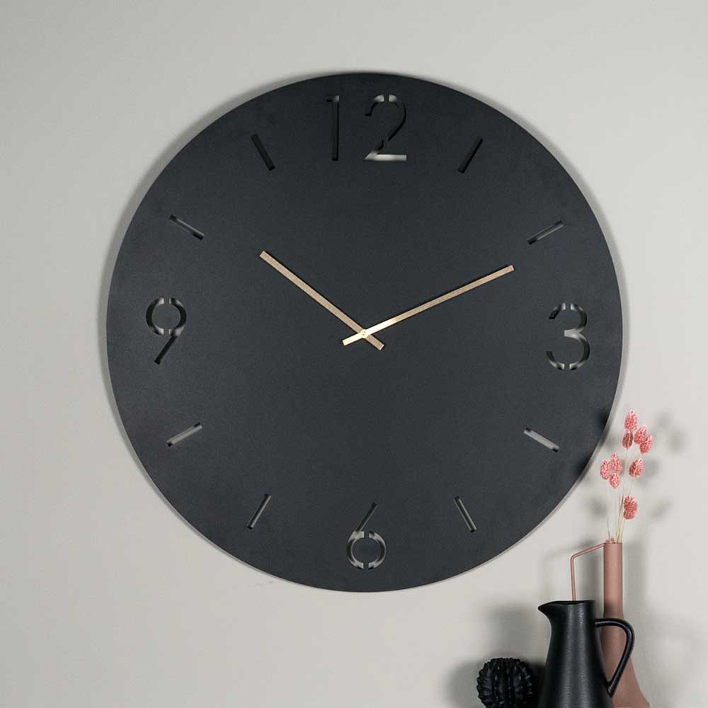 Moderne Wanduhr Finnca in Schwarz aus Stahl